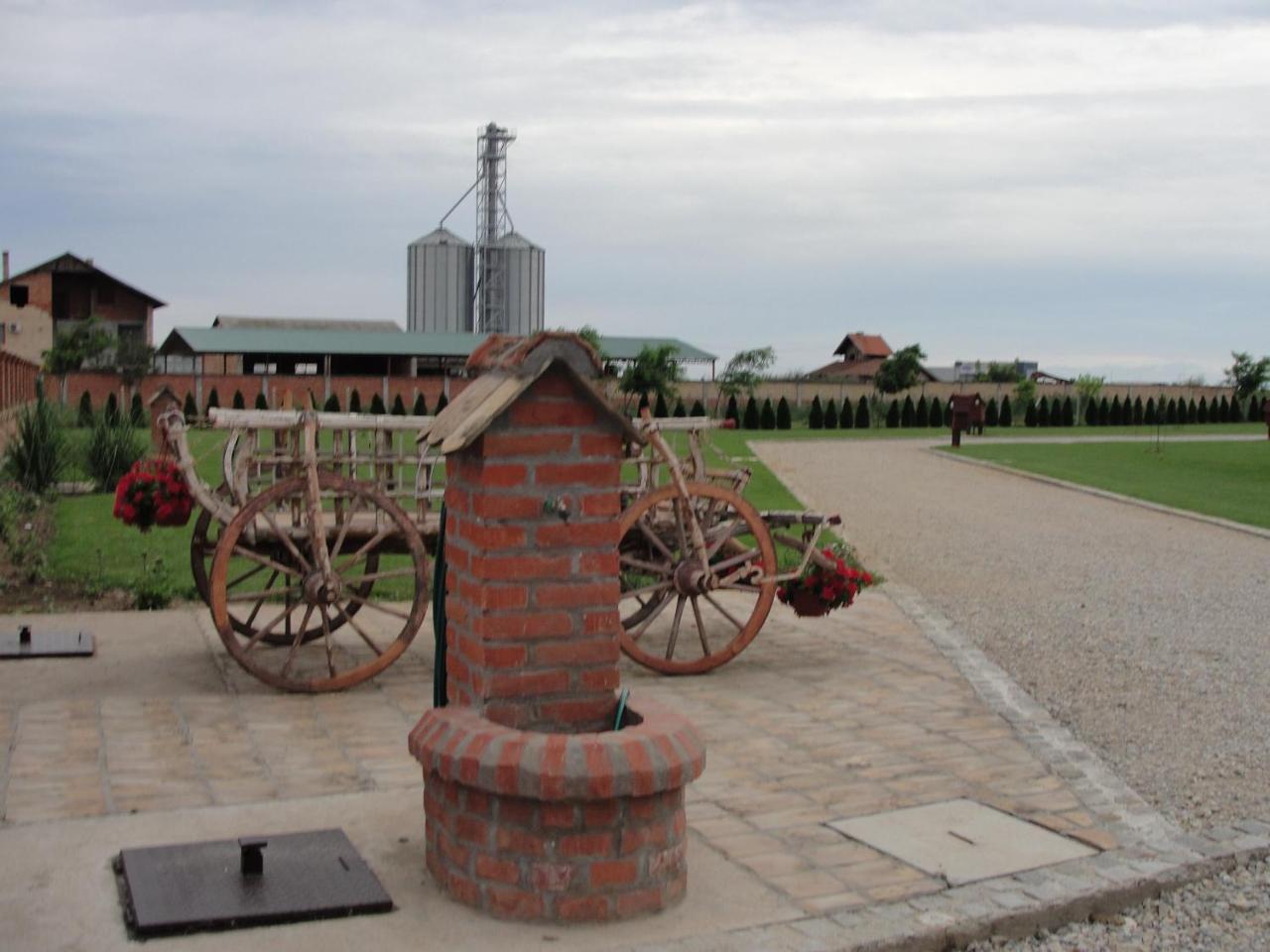 Coffeecamp-Kovilj Hotel Luaran gambar